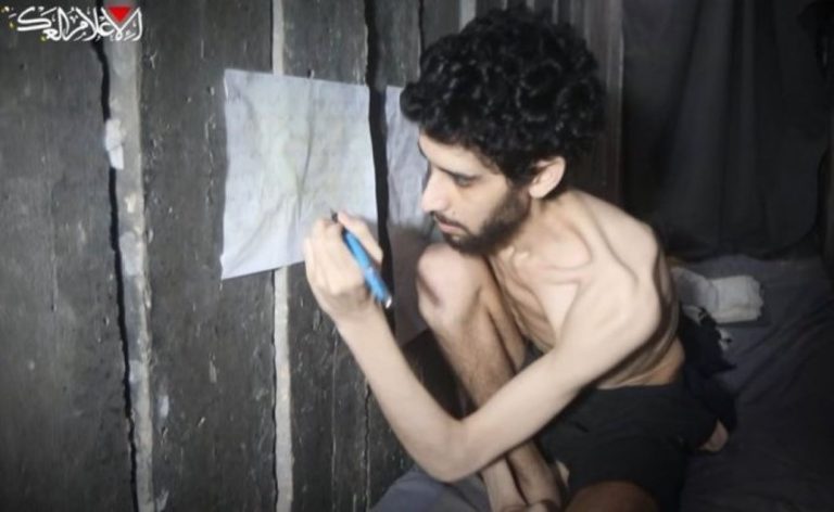 Η Χαμάς έδωσε στη δημοσιότητα βίντεο με ισραηλινό όμηρο – Εμφανίζεται υποσιτισμένος και εξασθενημένος