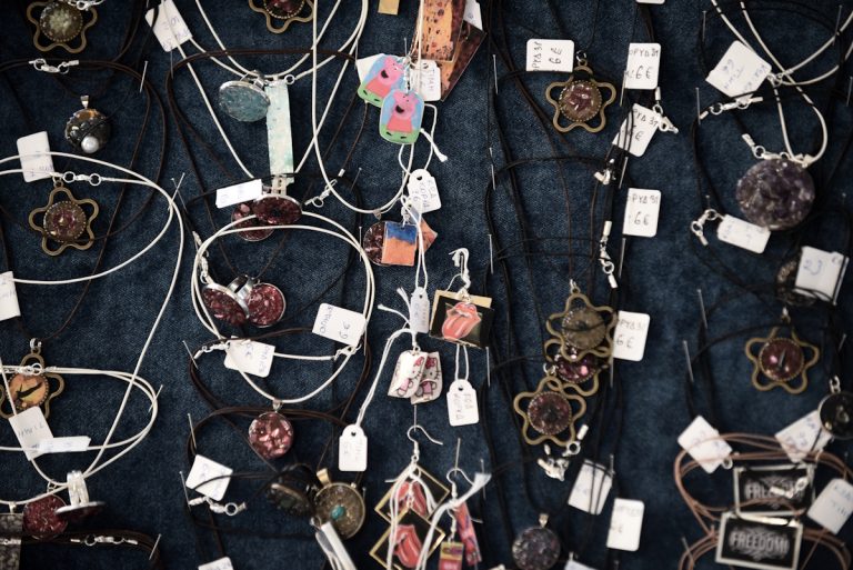 Περίεργη υπόθεση απάτης στην Πάτρα: «Δήλωσε τώρα τα χρυσαφικά σου – Πάνω από το σπίτι σου πετάει drone της εφορίας»