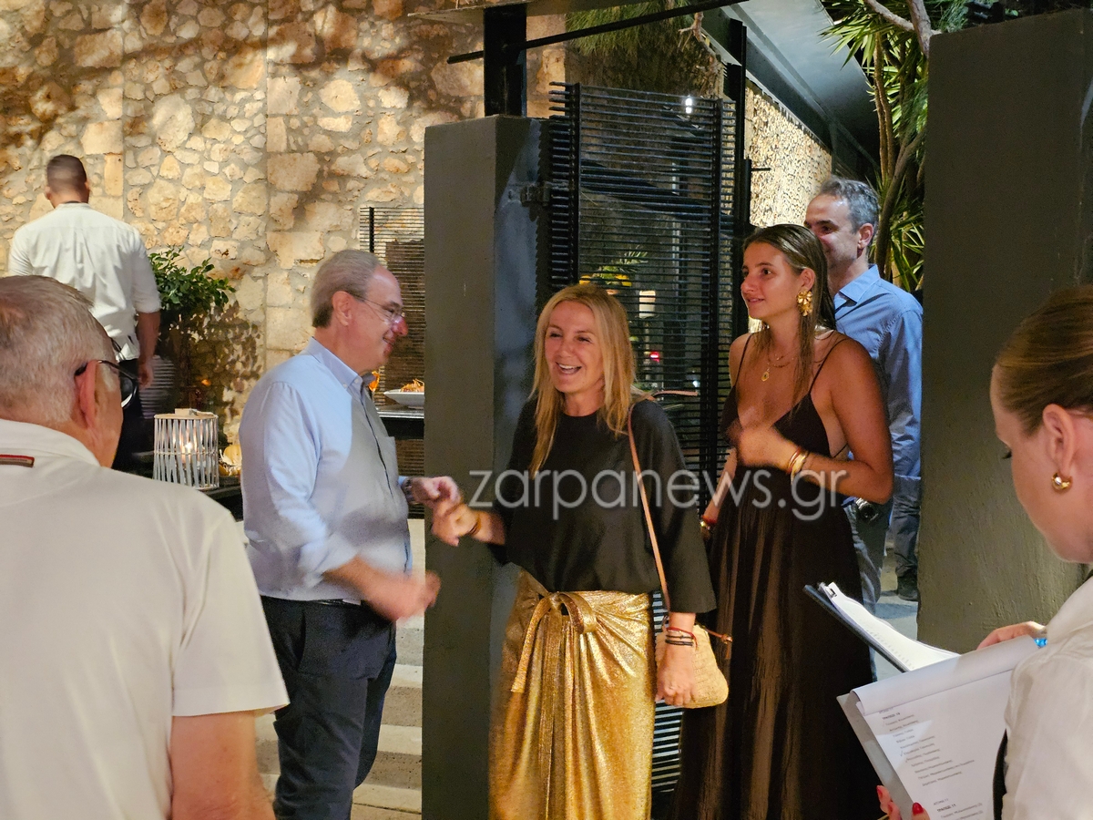 Βραδινή έξοδος για τον Κυριάκο Μητσοτάκη που συνοδευόταν από τη σύζυγο και τη μικρότερη κόρη του