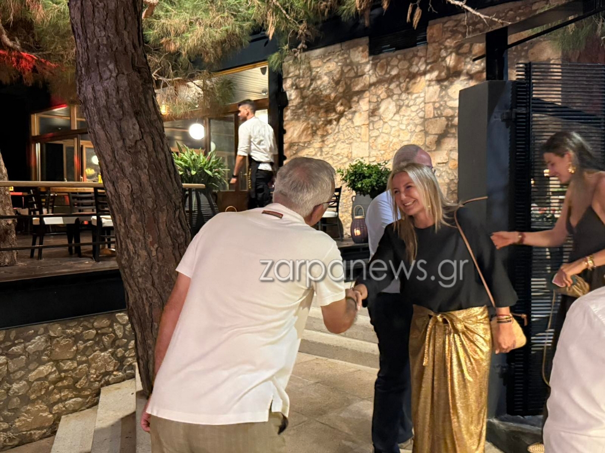 Η Μαρέβα Γκραμπόφσκι ήταν κομψά ντυμένη με μαύρη μπλούζα και χρυσή μάξι φούστα