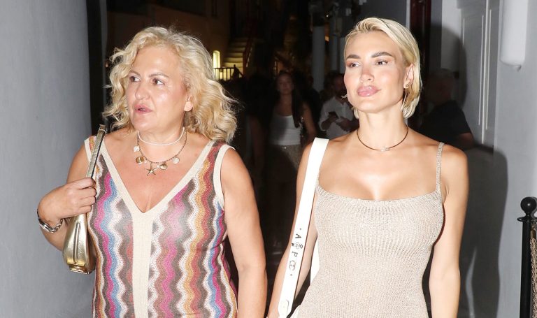 Αλεξάνδρα Παναγιώταρου: Βόλτα με τη μητέρα της Έφη Καναβού στα Ματογιάννια της Μυκόνου