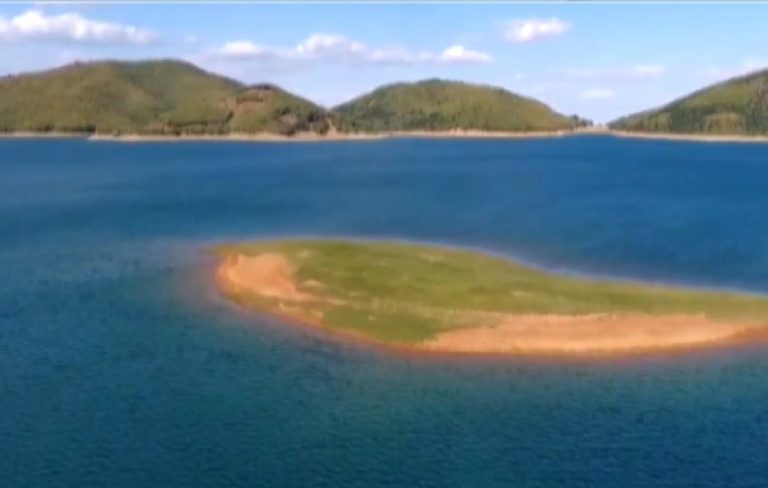 Γεμίζουν το καλοκαίρι τα χωριά στη λίμνη Πλαστήρα