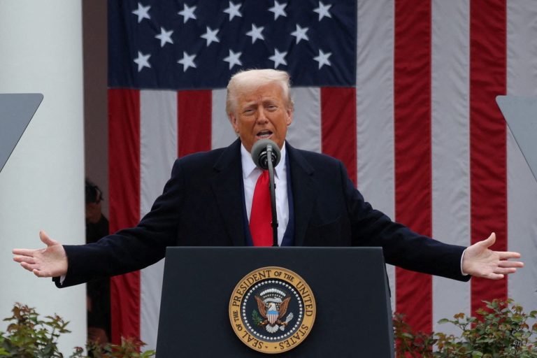 Ο Τραμπ επιτίθεται ξανά στον Πάουελ για τα επιτόκια