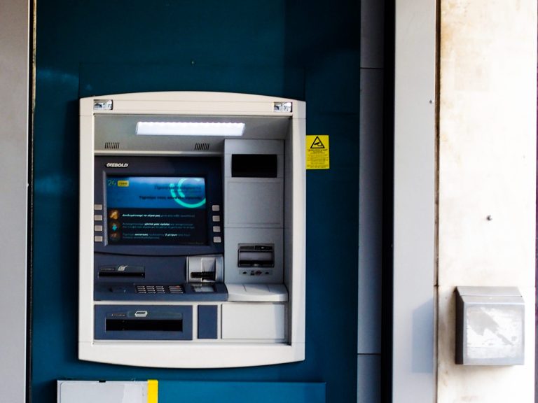 Τέλος από τις 11 Αυγούστου στις προμήθειες για αναλήψεις μετρητών από ΑΤΜ ελληνικών τραπεζών