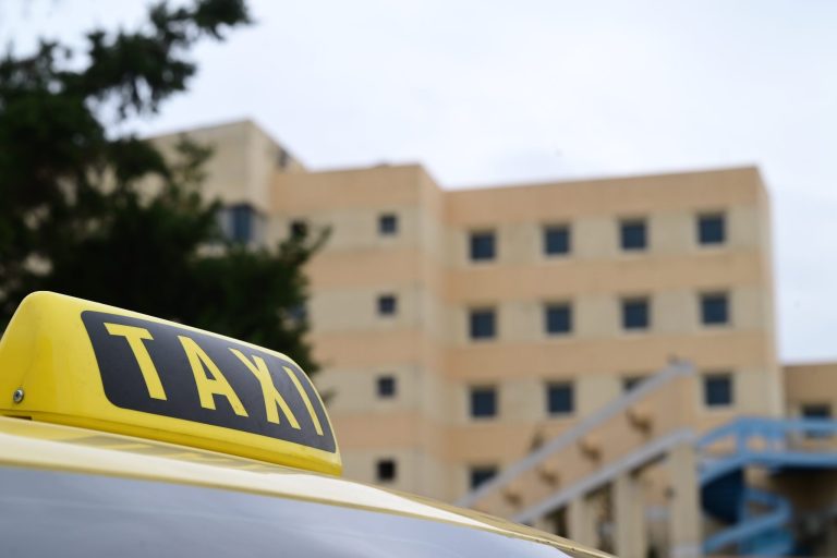 Viral καταγγελία τουρίστριας για οδηγό ταξί: 130 ευρώ από Αεροδρόμιο προς Μαρίνα Ζέας