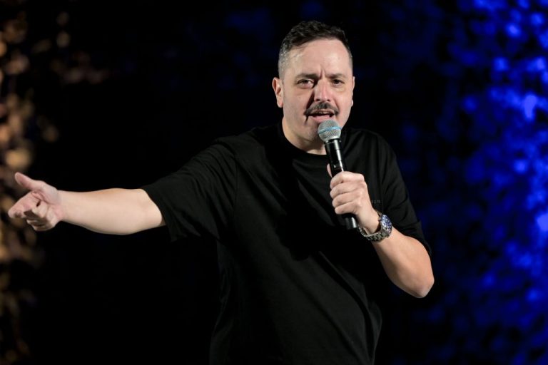 Τσουβέλας για το περιστατικό με τον ιερέα: Επικοινώνησα μαζί του – Φοβήθηκε ότι μου χάλασε την παράσταση