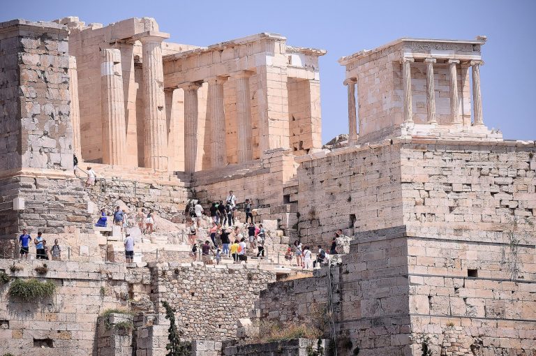 Περισσότεροι τουρίστες με πιο γεμάτα πορτοφόλια