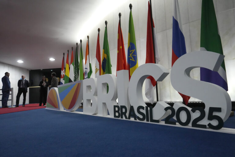 Οι χώρες της BRICS καταγγέλλουν τον προστατευτισμό και τον «δασμολογικό εκβιασμό» των ΗΠΑ