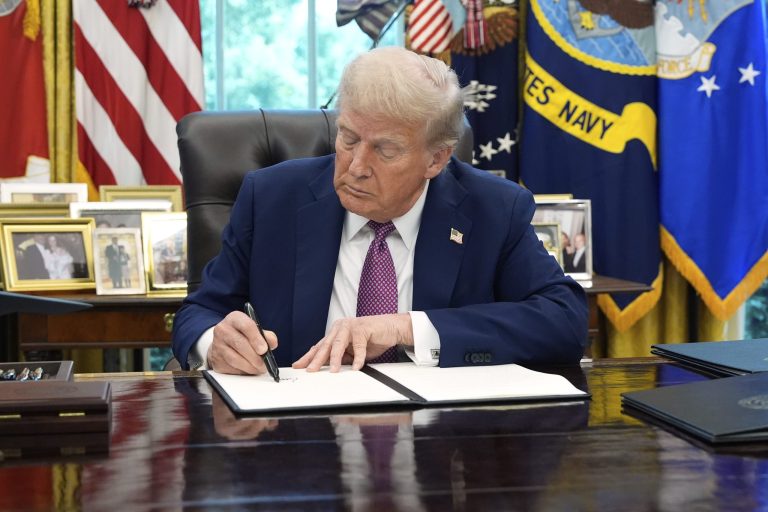 Ο Τραμπ υπέγραψε διάταγμα με το οποίο χαρακτηρίζει την Antifa «τρομοκρατική οργάνωση»