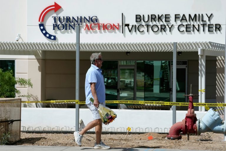 Σύγχυση για το αν οι αρχές των ΗΠΑ έχουν συλλάβει τον δράστη της δολοφονίας του Τσάρλι Κερκ