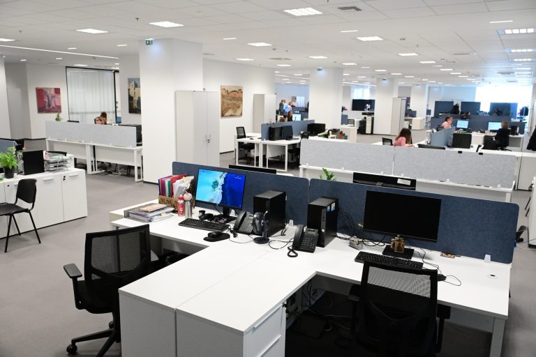 Πώς το δημόσιο θα πάρει «πίσω» τις μειώσεις των φόρων: Ο ΦΠΑ σε συνθήκες ακρίβειας, ο «κόφτης» των επιδομάτων και η αύξηση του φορολογητέου εισοδήματος