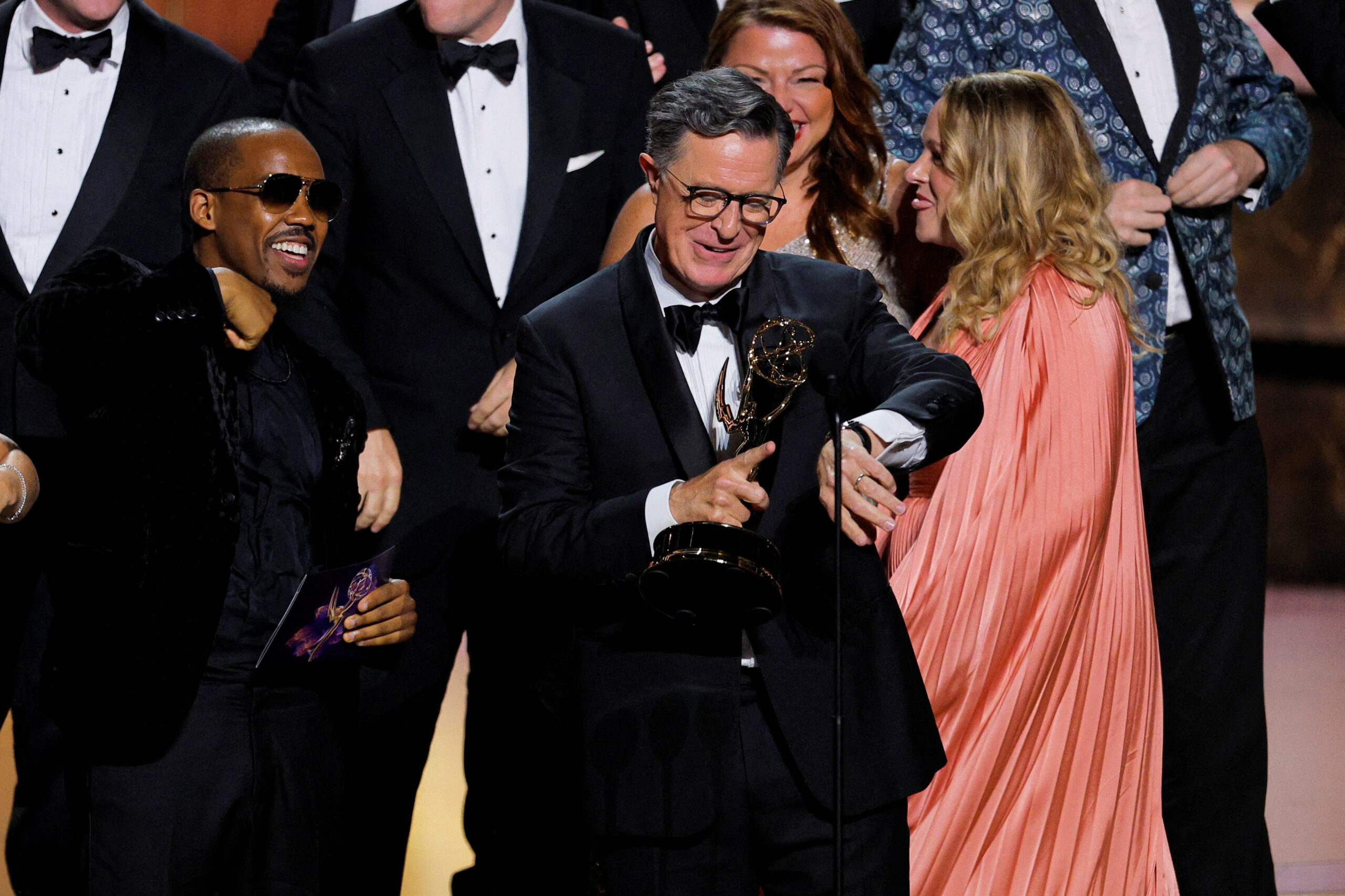 Ο Στίβεν Κόλμπερτ παραλαμβάνει το βραβείο Emmy στα 77α Primetime Emmy Awards