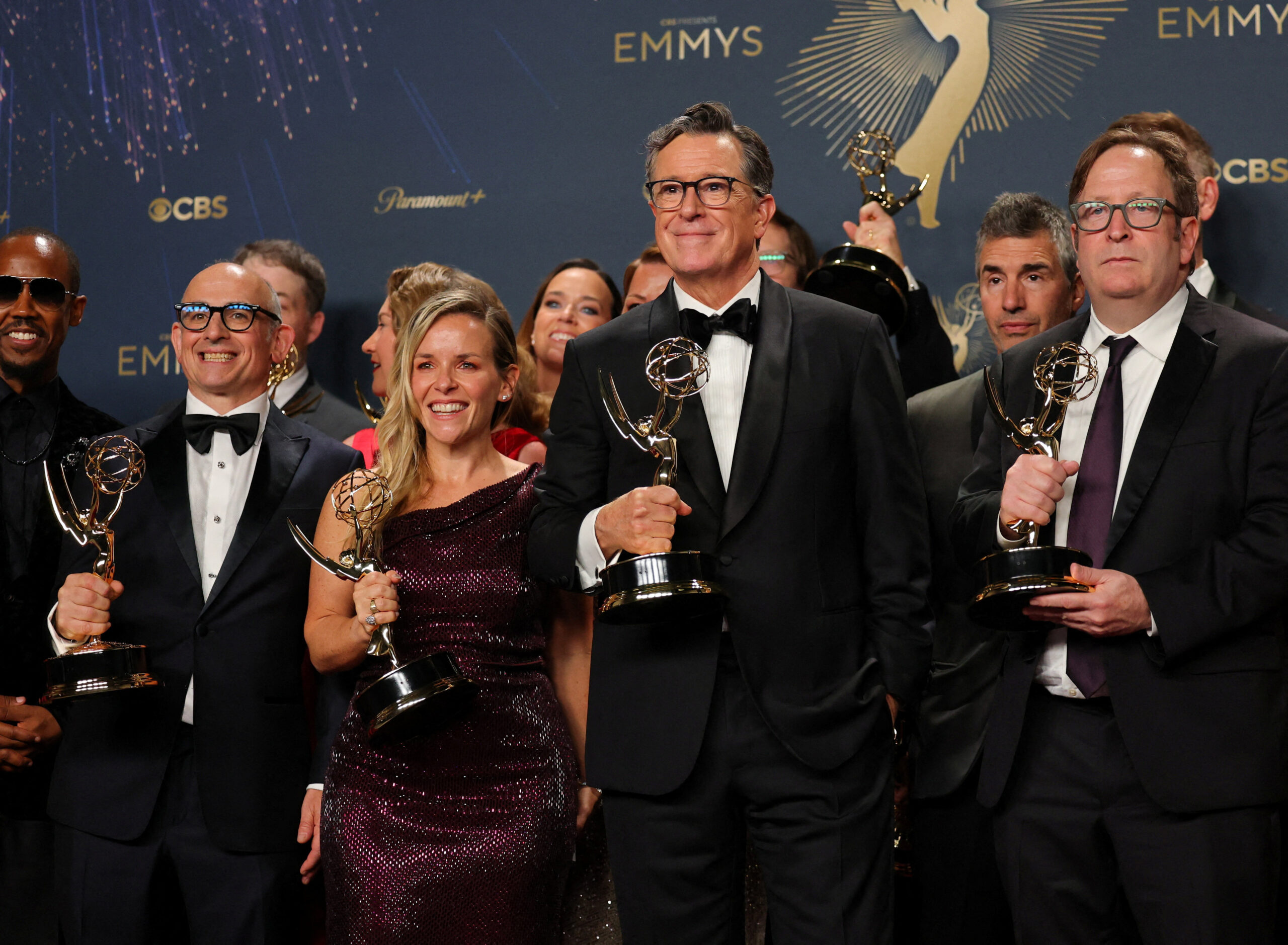 Ο Στίβεν Κόλμπερτ παραλαμβάνει το βραβείο Emmy στα 77α Primetime Emmy Awards
