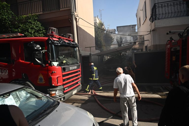 Φωτιά σε διαμέρισμα στο Αιγάλεω: Νεαρός πήδηξε από το μπαλκόνι για να γλιτώσει – Απεγκλωβίστηκαν 2 ηλικιωμένοι