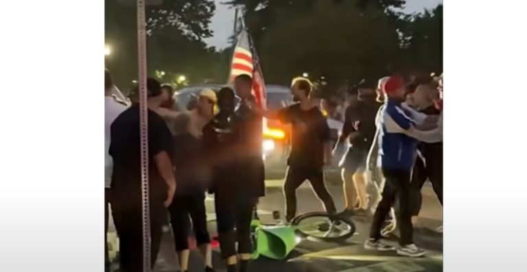 Άγριος καβγάς σε αγρυπνία για τον Τσάρλι Κερκ – Ακτιβιστής έβρισε το πλήθος και τον ξυλοκόπησαν