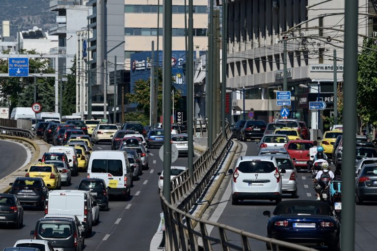Μποτιλιάρισμα στην Κηφισίας στο ύψος του Φάρου Ψυχικού στην άνοδο λόγω τροχαίου