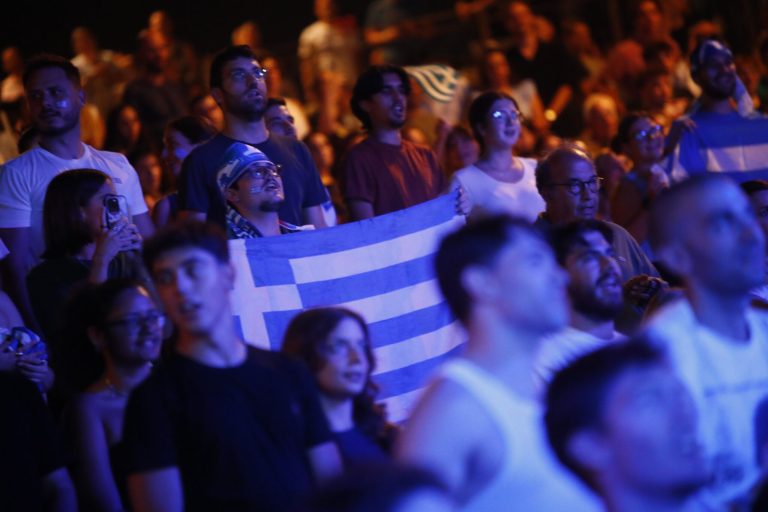 Ελλάδα – Τουρκία: Από γιγαντοοθόνες παρακολουθούν οι Έλληνες φίλαθλοι τον ημιτελικό του Eurobasket 2025