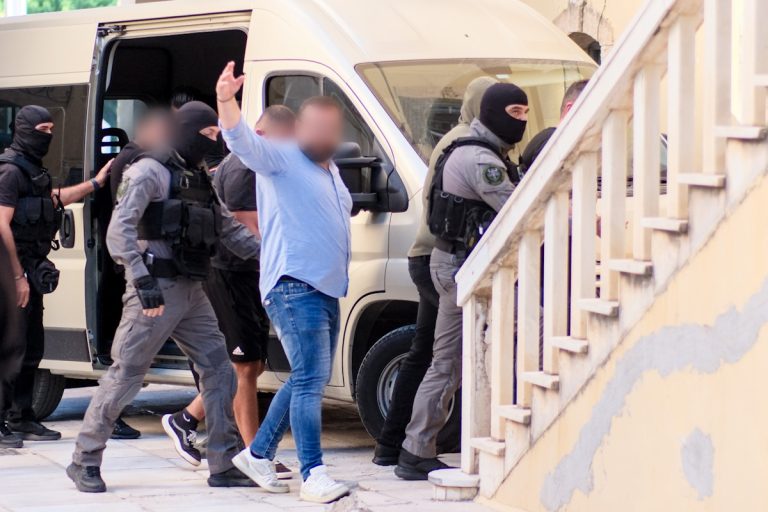 Χανιά: Στον ανακριτή υπό δρακόντεια μέτρα τα 17 μέλη της εγκληματικής οργάνωσης – Οι 3 δικογραφίες και ο τριψήφιος αριθμός κατηγορουμένων