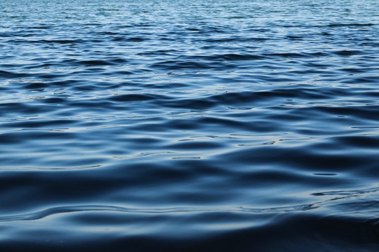 «Βόμβα» ρύπανσης στα Καμένα Βούρλα: Καταγγελίες για λύματα που χύνονται στη θάλασσα