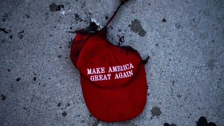 Σκηνές Φαρ Ουέστ σε πριβέ κλαμπ των MAGA: «Θα σου σπάσω τα μούτρα»