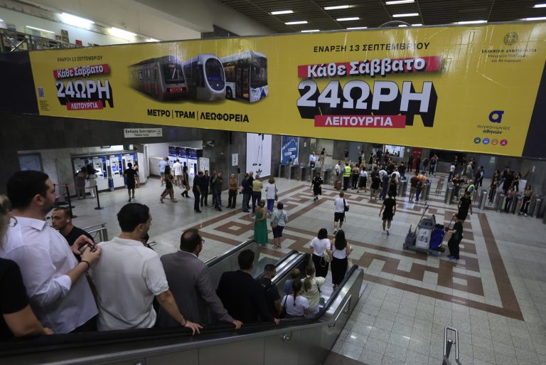 «Ζωντάνεψε» η Αθήνα με την 24ωρη λειτουργία μετρό, τραμ και λεωφορείων – Χιλιάδες επιβάτες μετακινήθηκαν στην πρεμιέρα