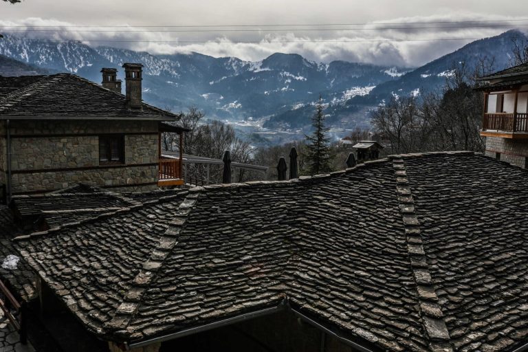 ΟΠΕΚΑ: Έως 600 ευρώ ετησίως για οικογένειες σε ορεινές και μειονεκτικές περιοχές – Τα βήματα για τους δικαιούχους