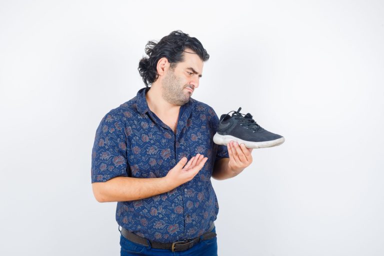 Βρήκαν αυτοί οι δύο επιστήμονες τη λύση για τα παπούτσια που μυρίζουν άσχημα;