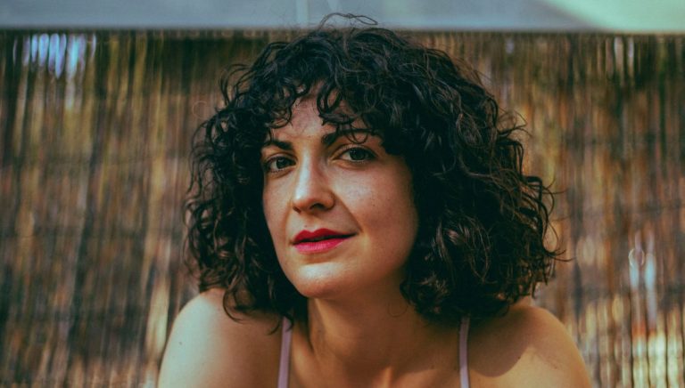 Νεφέλη Μαΐστράλη στα «ΝΕΑ»: «Το πολιτικό υπάρχει σε κάθε πτυχή της αφήγησης»