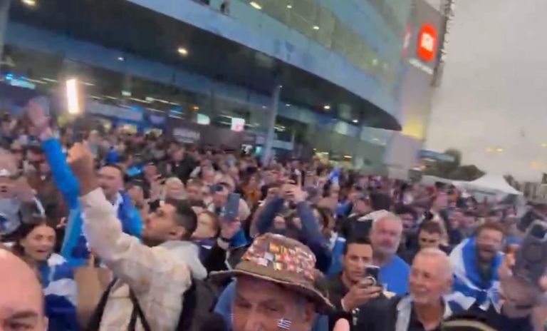 Ελλάδα – Τουρκία: Οπαδοί τραγουδούν τον Εθνικό Ύμνο έξω από το γήπεδο του ημιτελικού στη Λετονία