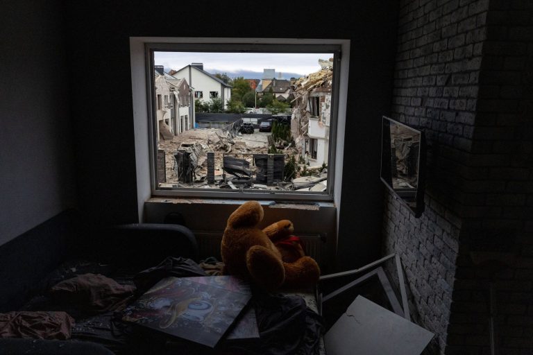 Σταθερά στην πλευρά της Δύσης