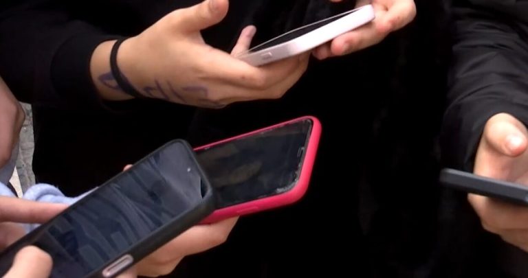 Social media και ανήλικοι: Ποιοι είναι οι κίνδυνοι και τι πρέπει να γνωρίζουν οι γονείς