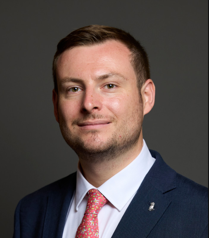 Πίτερ Σουόλοου: «Ο Αριστοφάνης θα είχε πολλά να πει για τον Φάρατζ και το Brexit»