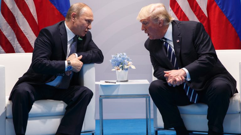 Ο Τραμπ απειλεί τη Ρωσία με νέες κυρώσεις μετά την άνευ προηγουμένου επιδρομή της στην Ουκρανία