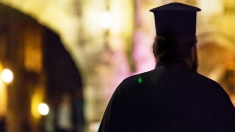 Ιερέας «άρπαξε» 259.000 ευρώ από λογαριασμό ηλικιωμένου – «Μπορεί να είμαι ιερέας, αλλά είμαι και πατέρας»
