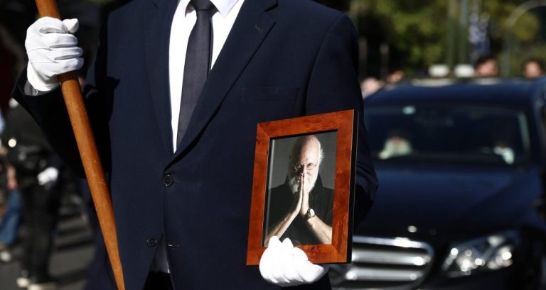 Τελευταίο χειροκρότημα στον Διονύση Σαββόπουλο – Σεβασμός και ευγνωμοσύνη για τον μεγάλο τραγουδοποιό