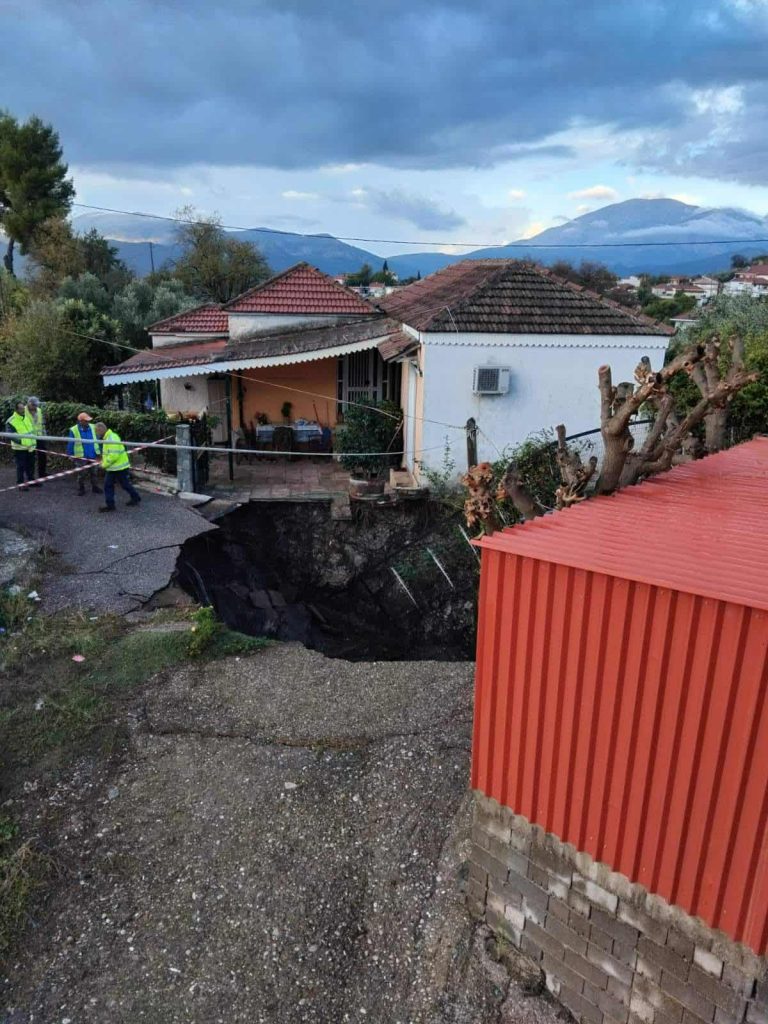 Αιτωλοακαρνανία: Απίστευτες εικόνες από την καθίζηση του εδάφους ανάμεσα στα σπίτια στις Φυτείες – Επί τόπου ειδικό τεχνικό κλιμάκιο