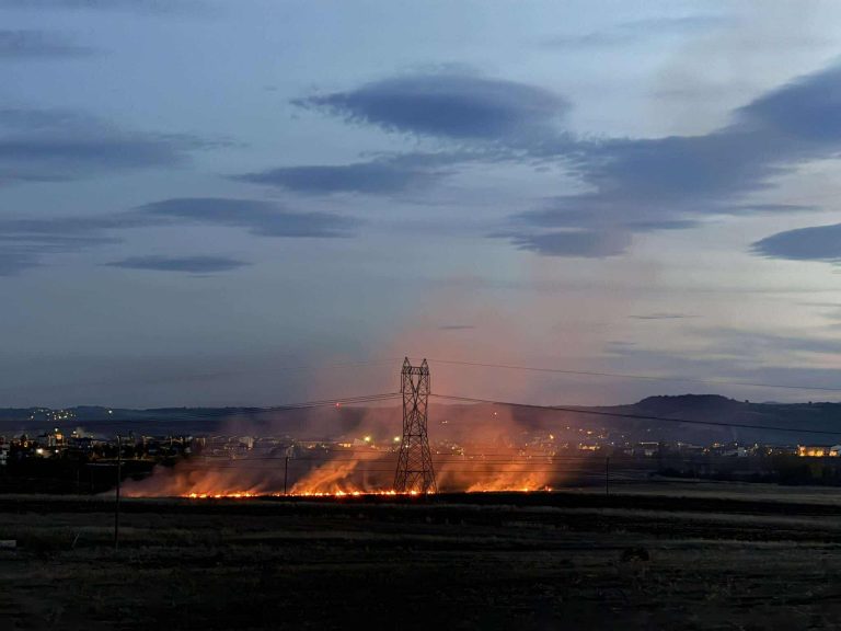Πυρκαγιά έξω από το Άργος Ορεστικό, κοντά στο πεδίο βολής