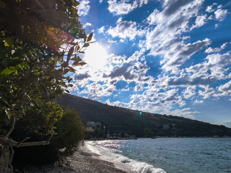 Φθινοπωρινός καιρός με νεφώσεις και τοπικές βροχές – Πού θα βρέξει σήμερα