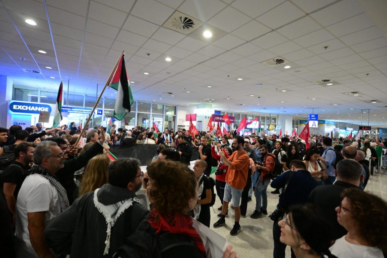 Στην Αθήνα το αεροπλάνο με τους 27 Έλληνες του στολίσκου για τη Γάζα – Μαζί τους και η Γκρέτα Τούνμπεργκ