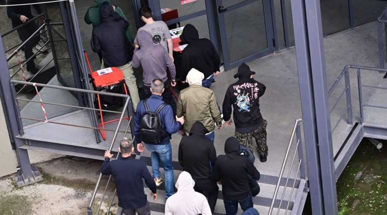 ΟΠΕΚΕΠΕ: Σε κατ’ οίκον περιορισμό με βραχιολάκι η πρώην σύζυγος του κατηγορούμενου ως αρχηγού της εγκληματικής οργάνωσης