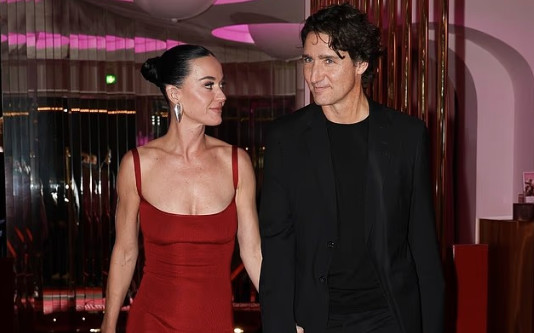 Κέιτι Πέρι και ο Τζάστιν Τριντό επιβεβαιώνουν τη σχέση τους στα γενέθλια της τραγουδίστριας