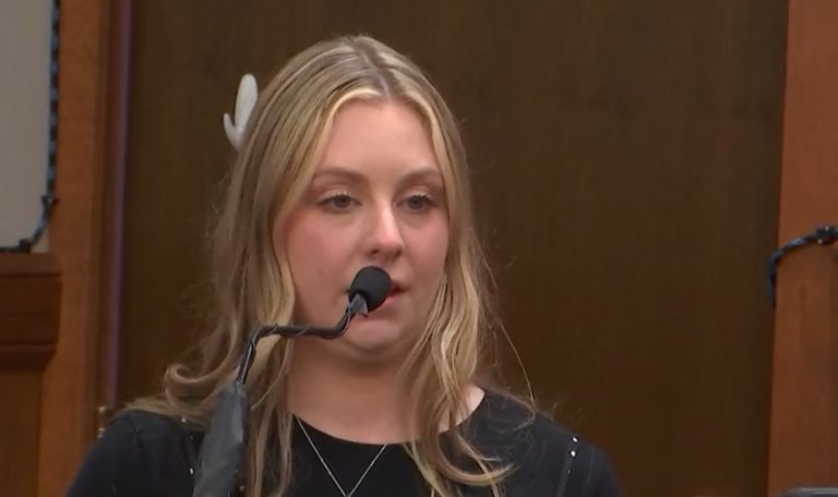 Σοκ στην τάξη: Δασκάλα πυροβολήθηκε κοντά στην καρδιά από 6χρονο μαθητή της