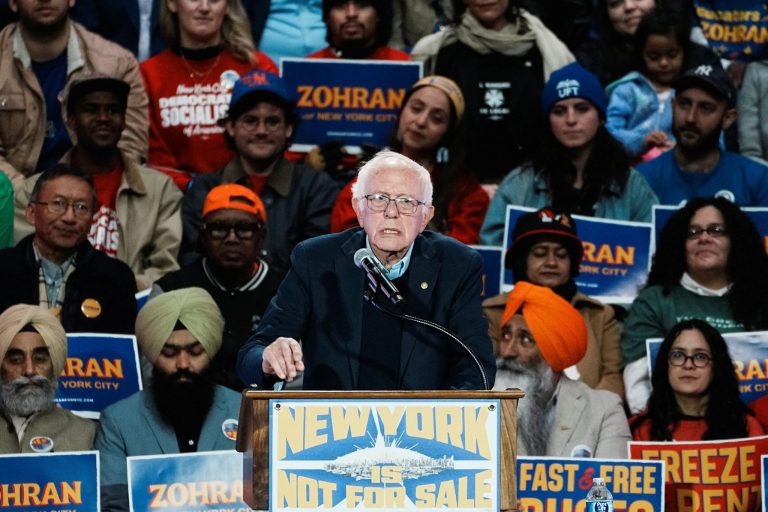 Οταν ο Μπέρνι Σάντερς επαινεί τον Τραμπ