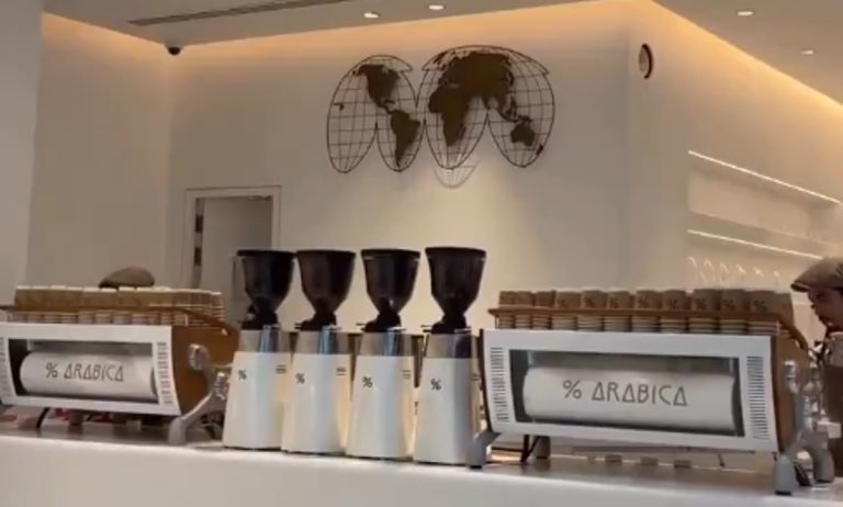 Ντουμπάι: 980 δολάρια το φλιτζάνι ο ακριβότερος καφές στον κόσμο – Φτιάχνεται από σπόρους που πωλούνται σε τιμές χρυσού