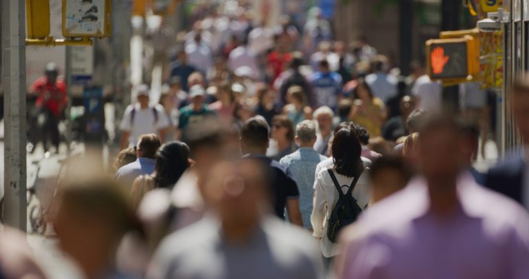 Δημογραφική κατάρρευση σε δεκάδες νομούς – 45 χρόνια περισσότεροι θάνατοι από γεννήσεις