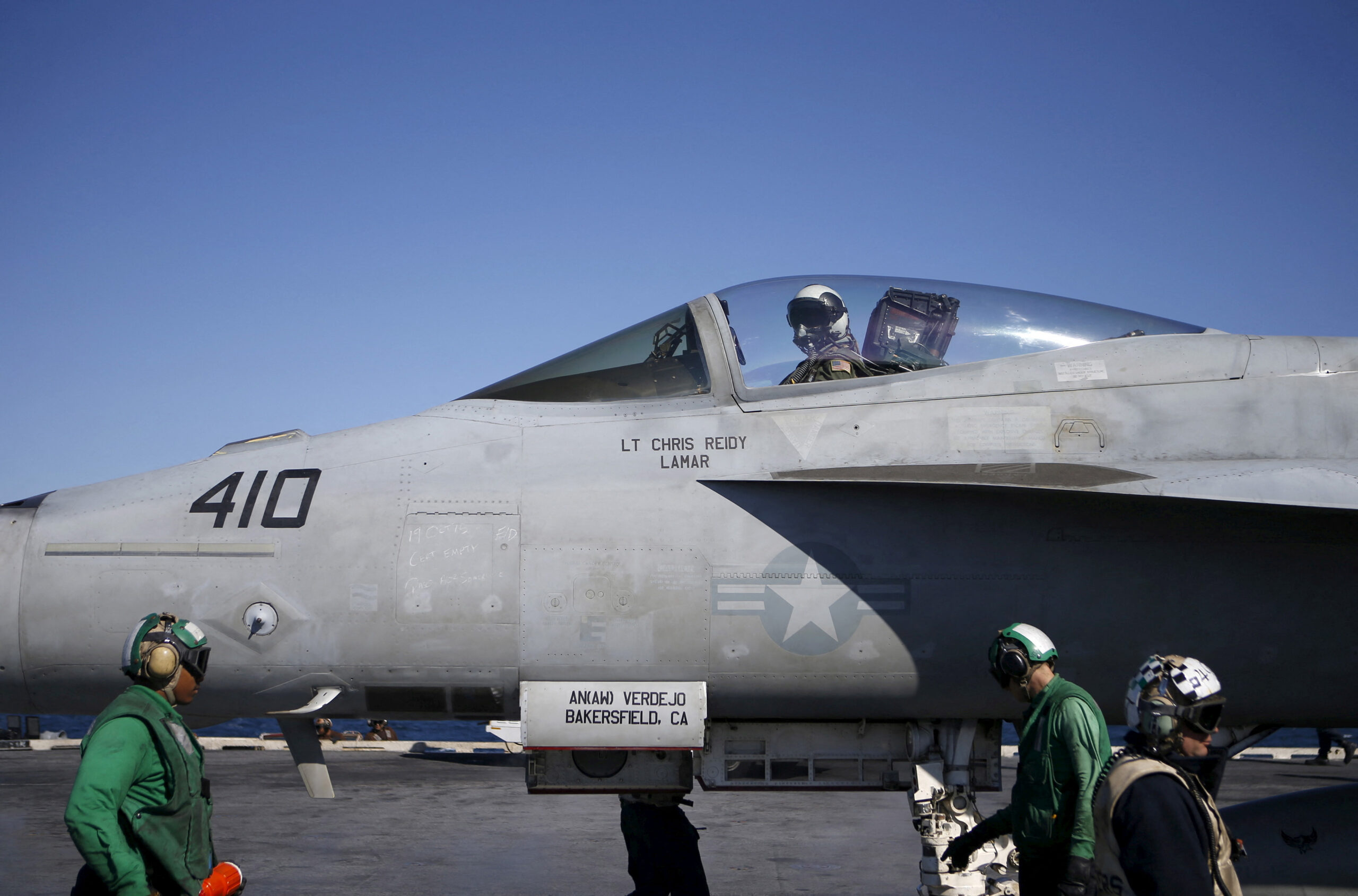 Ένα μαχητικό αεροσκάφος F-18 του αμερικανικού ναυτικού