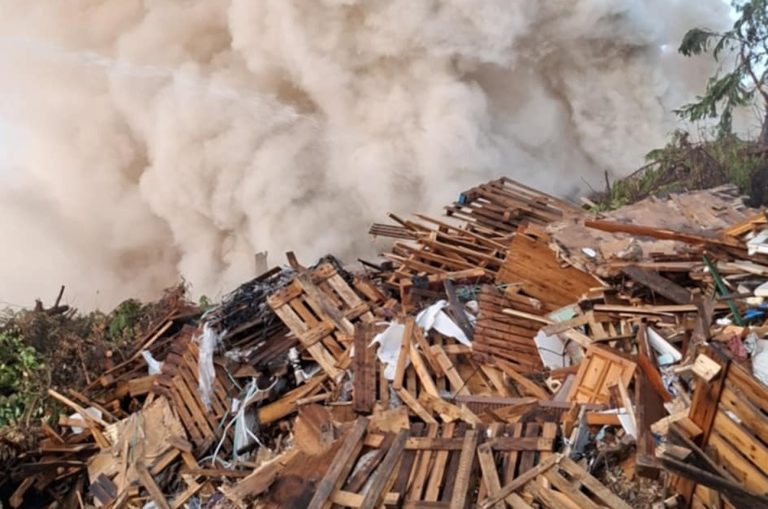 Σέρρες: Συναγερμός για φωτιά σε εργοστάσιο ανακύκλωσης, μεγάλη κινητοποίηση της πυροσβεστικής
