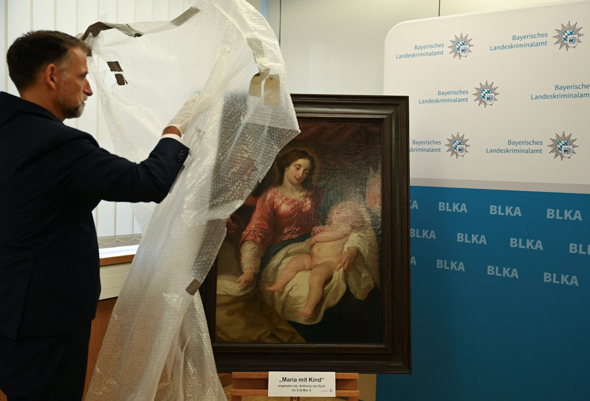 Άνδρας της ομοσπονδιακής αστυνομίας της Βαυαρίας αποκαλύπτει έναν πλαστό πίνακα του Φλαμανδού μπαρόκ ζωγράφου Anthony van Dyck με τίτλο «Η Μαρία με το Παιδί», ο οποίος προσφέρθηκε προς πώληση έναντι 5,39 εκατομμυρίων ευρώ