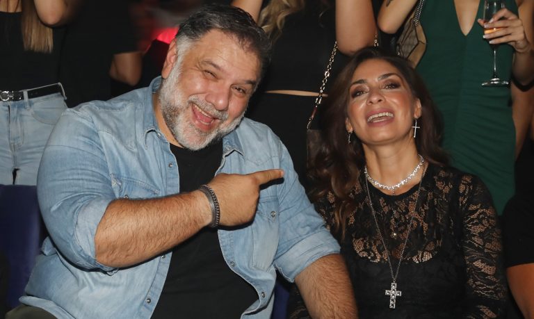 Ο Γρηγόρης Αρναούτογλου και η Νάνσυ Αντωνίου διασκέδασαν στα μπουζούκια – Η σπάνια δημόσια έξοδος του ζευγαριού