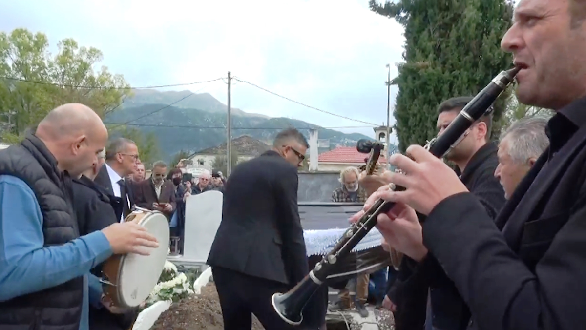 Με ήχους κλαρίνων η κηδεία του Γρηγόρη Καψάλη 